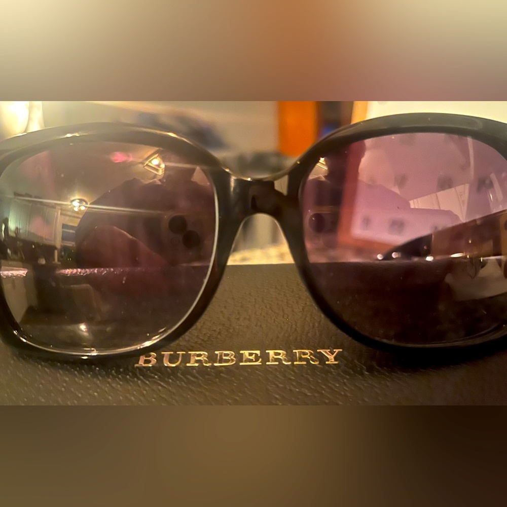 Ladies BRAND NEW BURBERRY SUNGLASSES TRADITIONAL BURBERRY PATTERN